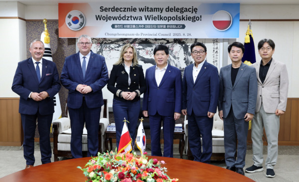 충남도의회는 28일 의회에서 폴란드 비엘코폴스카주 대표단을 접견하고, 양 지역 간 교류 협력 방안을 논의했다고 밝혔다. / 충남도의회 제공