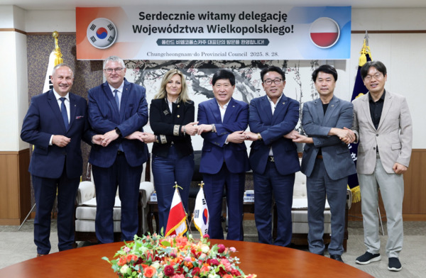 충남도의회는 28일 의회에서 폴란드 비엘코폴스카주 대표단을 접견하고, 양 지역 간 교류 협력 방안을 논의한 가운데, 홍성현 의장을 비롯한 참석자들이 손에 손을 맞잡고 기념촬영을 하고 있다. / 충남도의회 제공