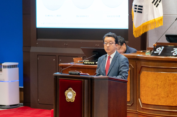 서울시 강남구의회는 28일 국민의힘 윤석민 의원이 제329회 임시회 제1차 본회의에서 5분 자유발언을 통해 "작지만 실천 가능한 변화가 강남을 대한민국을 넘어 세계가 주목하는 친환경 미래도시로 이끌 것이라"며, 실개천과 인공폭포·치유의 숲 조성 사업을 제안했다고 밝혔다. / 윤석민 의원 제공