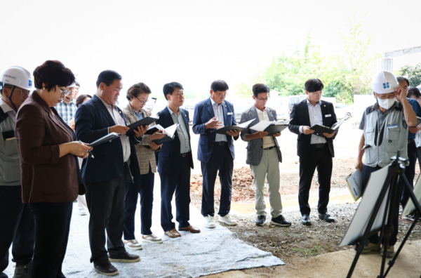 청양군의회는 지난 27일 제314회 임시회 회기 중 군에서 추진하고 있는 주요사업장에 대한 현장 점검 및 개선 방안을 모색했다고 밝혔다(사진 왼쪽부터 정혜선 의원, 임상기 부의장, 차미숙 의원, 김기준 의장, 윤일묵 의원, 이경우 의원, 이봉규 의원). / 청양군의회 제공