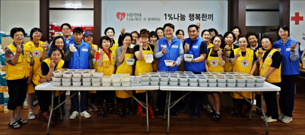 HD현대오일뱅크는 29일 서산 관내 저소득·독거 어르신을 위한 식사 지원 임직원 봉사활동을 진행했다고 밝혔다. / HD현대오일뱅크 제공