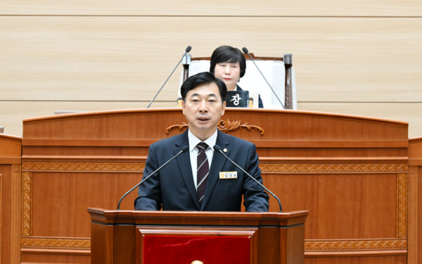 보령시의회는 28일 제269회 임시회 제1차 본회의에서 김정훈 의원이 대표 발의한 '항만 관련 재정수요 대응을 위한 벌크 화물 지역자원시설세 도입 촉구 건의문'을 채택한 가운데, 건의문을 대표 발의한 김정훈 의원이 제안 설명을 하고 있다. / 보령시의회 제공