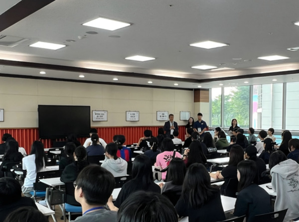 충북교육청 직속기관 교육문화원은 30일 ‘2025. 탄소중립 미술축제’를 개최하고, 청소년의 예술적 표현을 통해 기후위기 인식과 탄소중립 실천 태도 함양을 도모했다고 밝혔다. / 충북교육청 제공