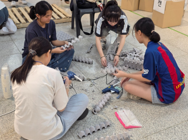 충북교육청 직속기관 교육문화원은 30일 ‘2025. 탄소중립 미술축제’를 개최하고, 청소년의 예술적 표현을 통해 기후위기 인식과 탄소중립 실천 태도 함양을 도모했다고 밝혔다. / 충북교육청 제공