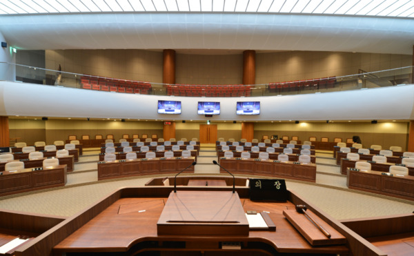 충남도의회는 2일부터 오는 17일까지 제361회 임시회를 개회하고, '2025년 충청남도 추가경정예산안'을 비롯한 예산안과 조례안·동의안 등 121개 안건을 심의할 예정이라고 밝혔다. 사진은 충남도의회 본회의장 모습 / 충남도의회 제공