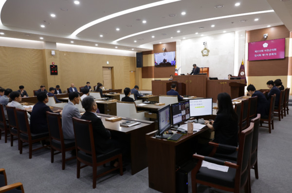 서천군의회는 1일 제333회 임시회 제1차 본회의를 개회하고, 오는 8일까지 8일간의 회기일정에 돌입한 가운데, 김경제 의장이 개회를 선언하고 있다. / 서천군의회 제공