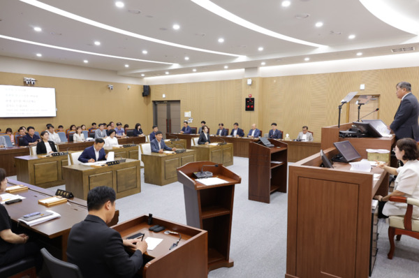 서천군의회는 1일 제333회 임시회 제1차 본회의를 개회하고, 오는 8일까지 8일간의 회기일정에 돌입한 가운데, 김경제 의장이 개회사를 하고 있다. / 서천군의회 제공