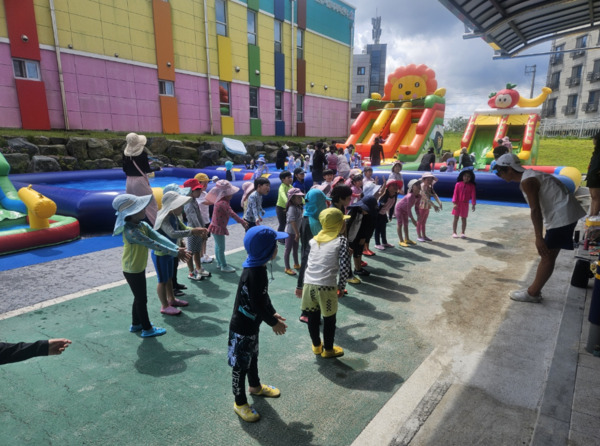 서산 성연유치원은 지난 8월 29일 유치원 앞마당에서 전체 원아 194명이 참여하는 여름맞이 물놀이 체험 행사를 성황리 개최하여 유아들과 학부모들의 큰 만족을 이끌어냈다고 밝혔다. / 서산교육지원청 제공