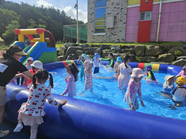 서산 성연유치원은 지난 8월 29일 유치원 앞마당에서 전체 원아 194명이 참여하는 여름맞이 물놀이 체험 행사를 성황리 개최하여 유아들과 학부모들의 큰 만족을 이끌어냈다고 밝혔다. / 서산교육지원청 제공