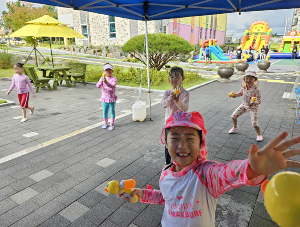 서산 성연유치원은 지난 8월 29일 유치원 앞마당에서 전체 원아 194명이 참여하는 여름맞이 물놀이 체험 행사를 성황리 개최하여 유아들과 학부모들의 큰 만족을 이끌어냈다고 밝혔다. / 서산교육지원청 제공