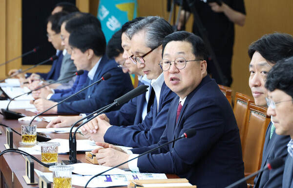 이장우 대전시장이 확대간부회의에서 최근 일부 정치인의 시정 폄훼 발언에 대해 "정치를 잘못 배운 것"이라며 강하게 비판했다.
