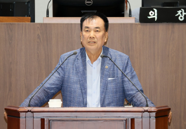 충남도의회는 2일 국민의힘 방한일 의원이 제361회 임시회 제1차 본회의에서 5분 발언을 통해 광복 80주년을 맞아 국가유공자 선양사업 확대를 제안했으며, 또한 충남교육청 교육과정평가정보원의 쾌적한 근무 환경 조성을 위해 이전을 적극 검토할 것을 촉구했다고 밝혔다. / 충남도의회 제공