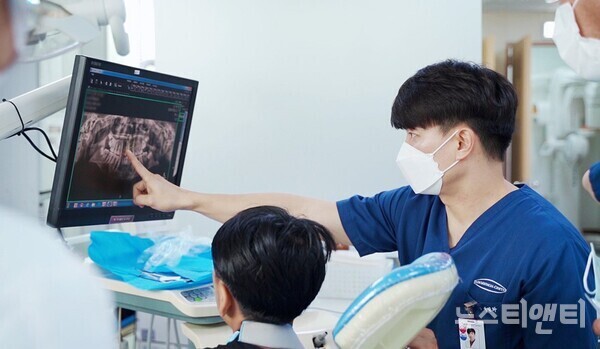 구강악안면외과 유길화 전문의 진료 모습 / 대전선병원 제공