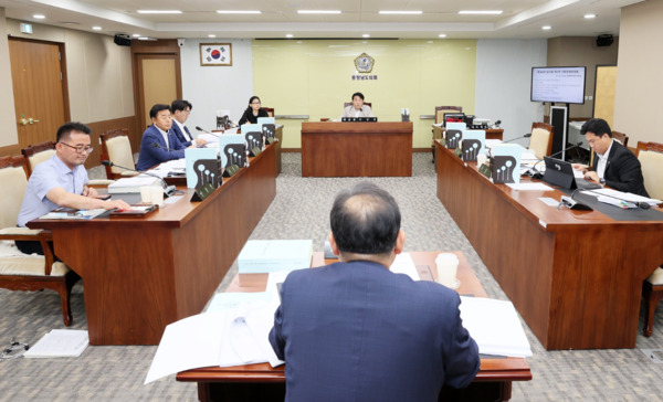 충남도의회 기획경제위원회는 3일 제361회 임시회 제1차 회의를 개최하고, 인재개발원 소관 추가경정예산안과 기획조정실 소관 조례안·출연계획안·추가경정예산안 등을 심의했다고 밝혔다. / 충남도의회 제공
