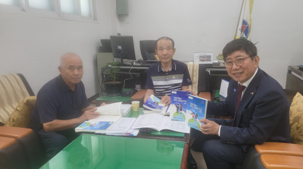 충남교육삼락회는 3일 일선 초·중학생의 인성교육에 도움을 줄 수 있는 자료로 '바른품성으로 세상을 밝혔던 별들' 상권과 하권 두 종을 발간하여 도내 초등학교와 중학교에 배부했다고 밝혔다. 사진은 책자를 앞에 놓고 살펴보고 있는 정종순 회장·조영종 상임부회장·노승훈 사무처장(사진 왼쪽부터 노승훈 사무처장, 정종순 회장, 조영종 상임부회장) / 충남교육삼락회 제공