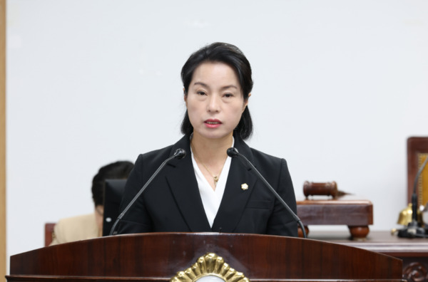 종로구의회는 지난 2일 박희연 의원이 제343회 임시회 제1차 본회의에서 구정질문을 통해 특정건축물(위반건축물) 양성화 문제와 관련하여 주민들의 고충을 지적하고, 실질적인 양성화 방안 모색 필요성을 촉구했다고 밝혔다. / 박희연 의원 제공