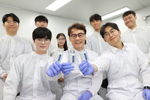 KAIST는 생명화학공학과 김희탁 교수 연구팀이 LG에너지솔루션과 협력해 리튬메탈전지 성능을 획기적으로 개선할 수 있는 ‘응집 억제형 신규 액체 전해액’을 개발했다고 4일 밝혔다.