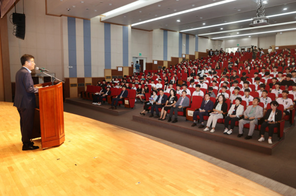 충북교육청 직속기관 교육연구정보원은 5일부터 6일까지 ‘제2회 CMOOC FESTIVAL’를 개최한 가운데, 윤건영 교육감이 인사말을 하고 있다. / 충북교육청 제공