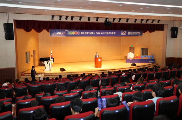 충북교육청 직속기관 교육연구정보원은 5일부터 6일까지 ‘제2회 CMOOC FESTIVAL’를 개최한 가운데, 윤건영 교육감이 인사말을 하고 있다. / 충북교육청 제공