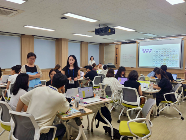 충북교육청은 지난 5일부터 6일까지 한국교원대학교 교원연수관에서 도내 IB 학교 교원 55명, 일반학교 교원 55명 등 110명을 대상으로 ‘2025. IB 수업·평가 전문가 양성 교원 직무연수’를 개최했다고 밝혔다. / 충북교육청 제공