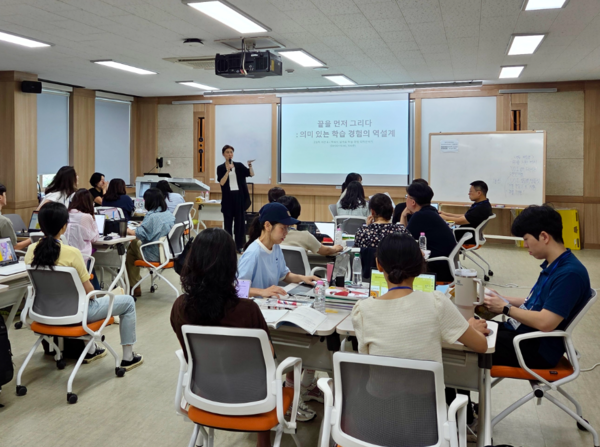 충북교육청은 지난 5일부터 6일까지 한국교원대학교 교원연수관에서 도내 IB 학교 교원 55명, 일반학교 교원 55명 등 110명을 대상으로 ‘2025. IB 수업·평가 전문가 양성 교원 직무연수’를 개최했다고 밝혔다. / 충북교육청 제공