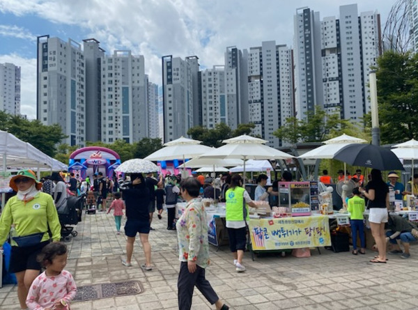 세종시 도담동은 지난 6일 도램뜰 근린공원에서 진행한 ‘제4회 도담동 나눔장터’를 성황리에 마무리했다고 밝혔다. / 세종시청 제공