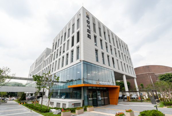 아산시의회는 지난 3일부터 10일까지 6박 8일간 캐나다 밴쿠버를 비롯한 3개 지역을 방문해 선진 지방정부의 지속 가능 정책과 도시 인프라 구축 사례를 벤치마킹한다고 밝혔다. / 뉴스티앤티 DB