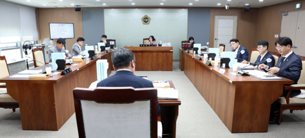 충남도의회 보건복지환경위원회는 지난 4일 제361회 임시회 제3차 회의를 개최하고, 환경산림국·산림자원연구소 소관 추가경정예산안 및 민간위탁 동의안·2026년 출연계획안·조례안 등을 심사했다고 밝혔다. / 충남도의회 제공