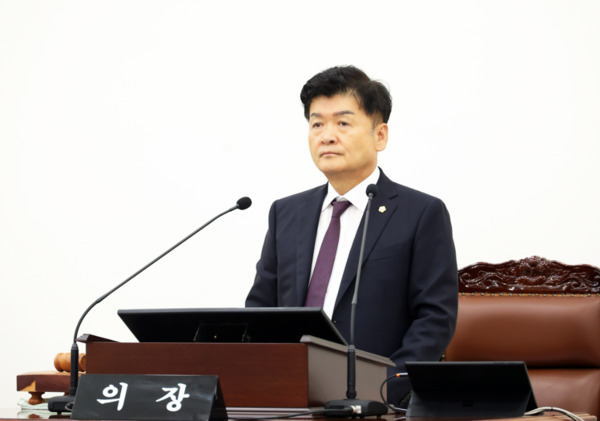 유성구의회는 8일 제279회 임시회를 개회하고, 제3회 추가경정예산안·제2회 기금운용변경계획안·2025년도 행정사무감사 계획서 승인의 건 등 주요 안건을 심의할 예정인 가운데, 김동수 의장이 개회사를 하고 있다. / 유성구의회 제공