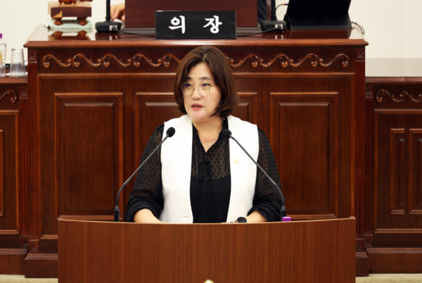 유성구의회는 8일 국민의힘 이명숙 의원(의회운영위원장)이 제279회 임시회 제1차 본회의에서 정부의 해양수산부 부산 이전 추진을 반대하는 결의안을 대표 발의했다고 밝혔다. / 유성구의회 제공