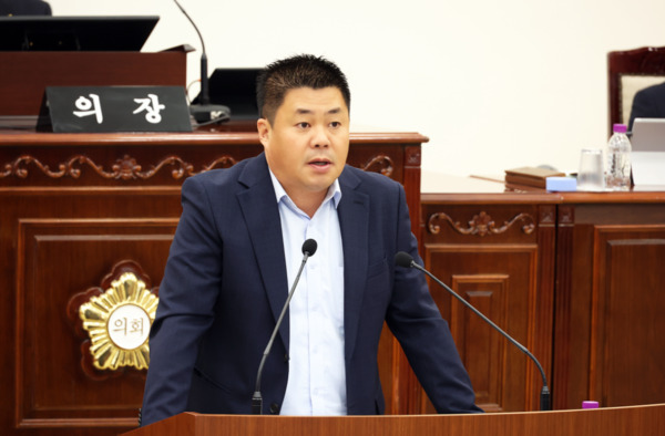 유성구의회는 8일 무소속 송재만 의원이 제279회 임시회 제1차 본회의에서 5분 발언을 통해 공공도서관 등록제 시행에 따른 유성구의 현황을 점검하고, 사서 인력 충원 등 실질적인 대책 마련의 필요성을 역설했다고 밝혔다. / 유성구의회 제공