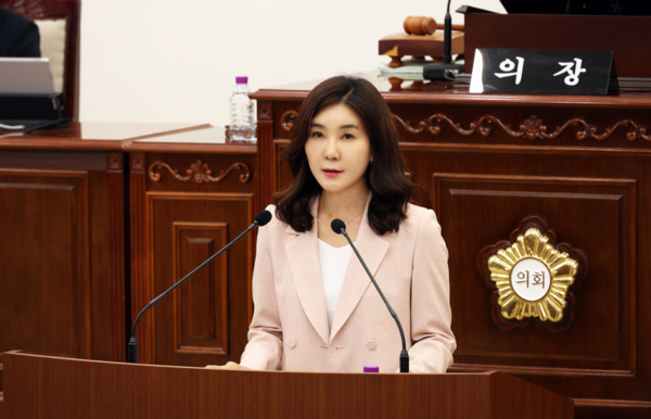 유성구의회는 8일 제279회 임시회 제1차 본회의에서 더불어민주당 인미동 의원이 5분 발언을 통해 만성적인 주차난 해소와 지역 상권 활성화를 위해 추진 중인 노은유수지 공영주차장 조성사업의 시급성을 강조하며, 대전시에 조속한 사업 추진을 강력히 촉구했다고 밝혔다. / 유성구의회 제공