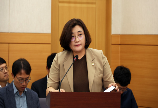 유성구의회는 9일 국민의힘 이명숙 의원(의회운영위원장)이 제279회 임시회 제1차 행정자치위원회에서 '대전광역시 유성구 생존수영교육 지원에 관한 조례안'을 대표 발의했다고 밝혔다. / 유성구의회 제공