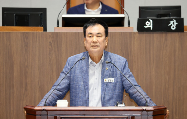 충남도의회는 9일 국민의힘 방한일 의원이 제361회 임시회 제2차 본회의에서 도정질문을 통해 폭염에 따른 농업인 온열질환 예방 대책과 양산 쓰기 운동 추진 현황을 점검하며, 충남도가 도비를 확보해 농업인의 건강 보호에 적극 나설 것을 강력히 촉구했다고 밝혔다. / 충남도의회 제공