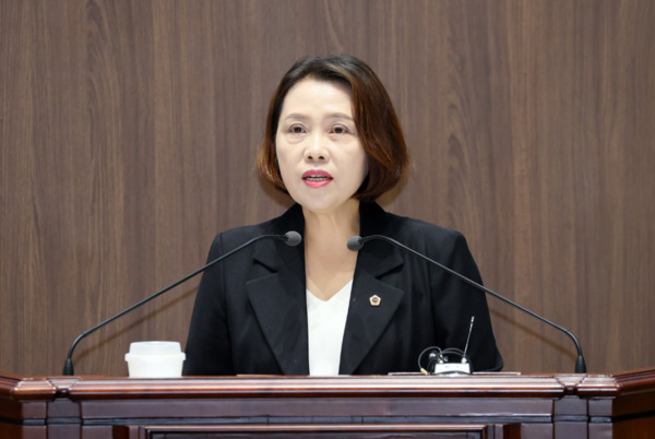 충남도의회는 9일 국민의힘 이연희 의원이 9일 제361회 임시회 제2차 본회의에서 도정질문을 통해 '대산 석유화학산업 위기 대응을 위한 충남의 신산업 대안 필요성'과 '농어촌 식품사막 문제 해결 방안 마련'을 당부했다고 밝혔다. / 충남도의회 제공