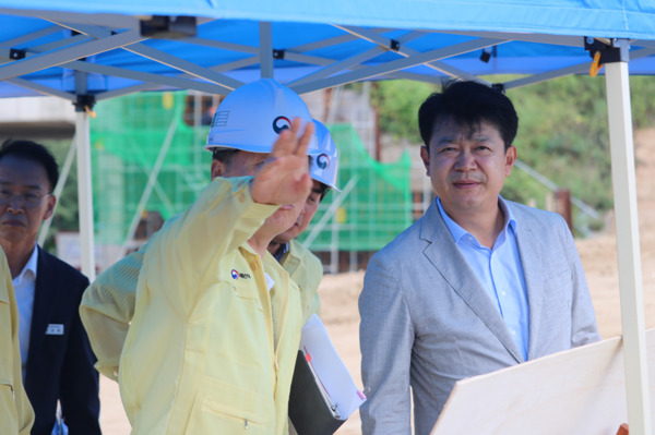 더불어민주당 복기왕 의원이 아산 민생현장을 '릴레이 방문'하고 주민 숙원 해결에 나선 가운데, 지난 5일 국도 39호선 아산 신창면 읍내리지내 교차로 설치공사 현장·순천향대삼거리 교차로 개선공사 현장 간담회·서부내륙고속도로 민원 간담회 등을 잇따라 방문했다. / 복기왕 의원 제공