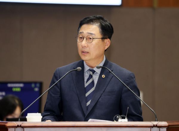 충남도의회는 9일 더불어민주당 김선태 의원이 제361회 임시회 제2차 본회의에서 도정질문을 통해 대전·충남 행정통합에 대한 신중한 접근을 당부하고, 전희경 충남연구원장의 직무 태만 문제를 지적했다고 밝혔다. / 충남도의회 제공