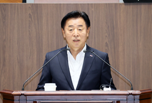 충남도의회는 9일 국민의힘 이종화 의원이 제361회 임시회에서 제2차 본회의 도정질문을 통해 "충남혁신도시인 내포신도시의 발전 속도가 더디다"며, 도민이 체감할 수 있는 정주여건 개선을 위한 각종 생활 인프라 확충에 적극적인 노력의 필요성을 강조했다고 밝혔다. / 충남도의회 제공