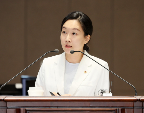 충남도의회는 9일 더불어민주당 이지윤 의원이 제361회 임시회 제2차 본회의에서 도정 및 교육행정 질문을 통해 충남개발공사의 첫 민간참여형 공공분양 아파트에서 발생한 사고를 강하게 질타하고, 운동부 학교폭력과 교내 성교육 외부강사 운영의 문제점을 지적했다고 밝혔다. / 충남도의회 제공