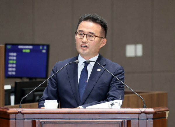 충남도의회는 9일 더불어민주당 안장헌 의원이 제361회 임시회 제2차 본회의에서 도정질문을 통해 도지사와 정무부지사를 상대로 충남도의 미래 전략과 현안을 전방위로 점검하며 정책 대안을 제시했다고 밝혔다. / 충남도의회 제공