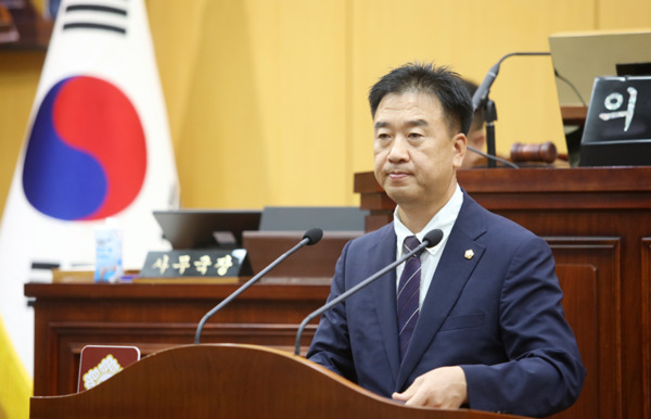 서산시의회는 9일 제308회 임시회 제1차 본회의에서 더불어민주당 최동묵 의원이 대표 발의한 '부석면 B지구 농업기반시설 관리권 조속 이관 촉구 건의안'을 만장일치로 채택한 가운데, 건의안을 대표 발의한 최동묵 의원이 제안 설명을 하고 있다. / 서산시의회 제공
