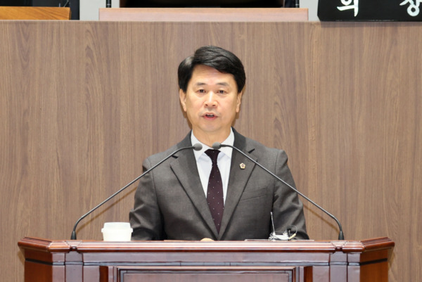 충남도의회는 지난 9일 국민의힘 이상근 의원이 제361회 임시회 제2차 본회의에서 도정질문을 통해 충남형 도시리브투게더 사업의 실효성 있는 금융지원 방안과 내포신도시 핵심 현안에 대한 해결책 마련을 촉구했다. / 충남도의회 제공