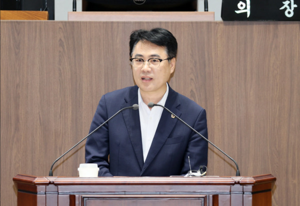 충남도의회는 지난 9일 더불어민주당 정병인 의원이 제361회 임시회 제2차 본회의에서 도정질문을 통해 충남 4개 공공의료원의 운영 현황과 정상화 방안·내포 종합병원 건립 추진의 타당성 문제를 집중적으로 제기했다고 밝혔다. / 충남도의회 제공