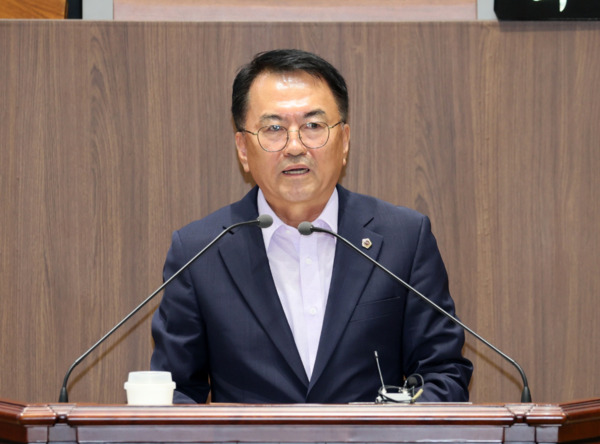 충남도의회는 10일 국민의힘 편삼범 의원이 제361회 임시회 제3차 본회의에서 도정질문을 통해 '충남 오섬 아일랜즈 사업 지연 문제와 연·근해어업 어선 감척사업의 한계'를 지적하며, 충남도의 책임 있는 역할을 당부했다고 밝혔다. / 충남도의회 제공