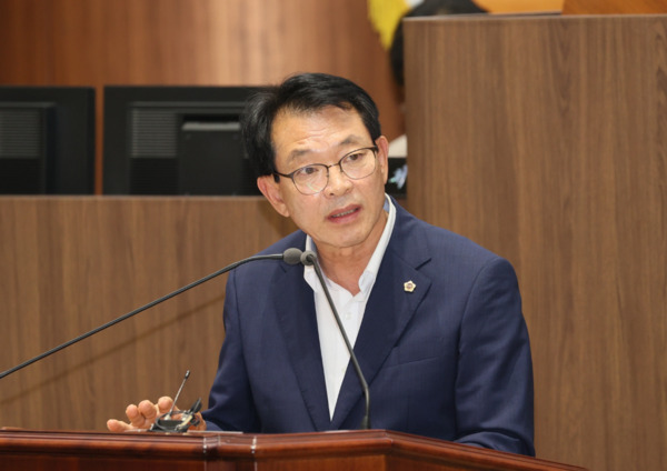 충남도의회는 10일 국민의힘 이해선 의원이 제361회 임시회 제3차 본회의에서 교육행정 질문을 통해 '충남 도내 학교 운동장 우레탄 트랙과 인조잔디의 유해물질 검출 문제'를 강하게 지적하며, 교육청의 즉각적인 대책을 요구했다고 밝혔다. / 충남도의회 제공