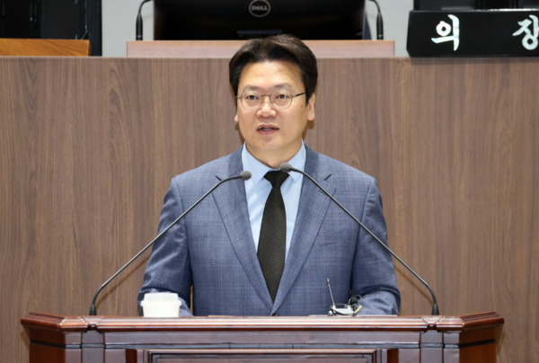 충남도의회는 10일 국민의힘 신한철 의원이 제361회 임시회 제3차 본회의에서 교육행정 질문을 통해 충남교육의 관행적 예산 편성을 비판하고, 성과 중심 정책으로의 전환을 촉구했다고 밝혔다. / 충남도의회 제공