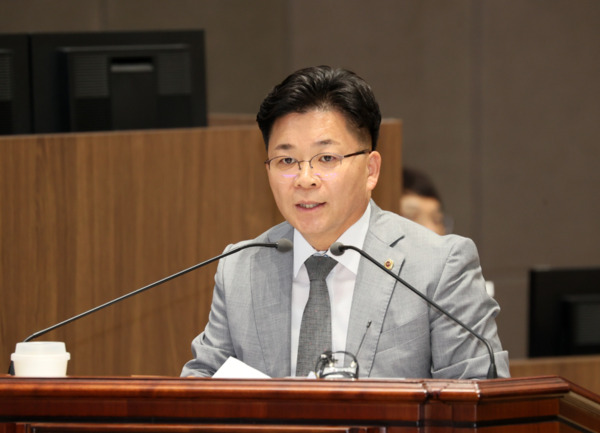 충남도의회는 10일 더불어민주당 김민수 의원이 제361회 임시회 제3차 본회의에서 도정질문을 통해 특별재난지역 선포와 관련하여 '이재민 지원 절차 및 지원체계 구축' 등에 대해 질의했다고 밝혔다. / 충남도의회 제공