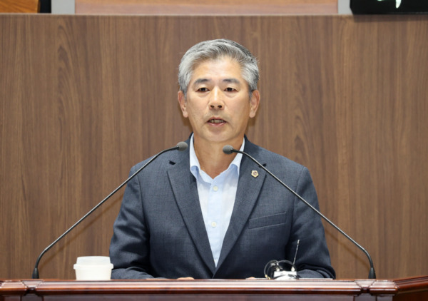 충남도의회는 10일 더불어민주당 조철기 의원이 제361회 임시회 제3차 본회의에서 도정 및 교육행정 질문을 통해 안전보건교육 사각지대에 놓인 외국인노동자에 대한 산업안전보건교육 지원 필요성을 강력히 촉구했다고 밝혔다. / 충남도의회 제공