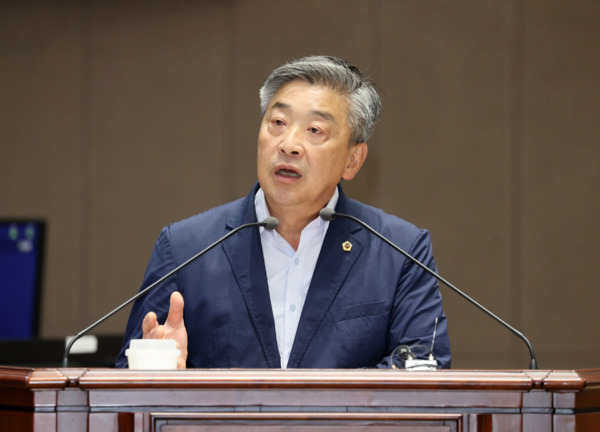 충남도의회는 10일 더불어민주당 전익현 의원이 제361회 임시회 제3차 본회의에서 도정질문을 통해 "저출산·고령화로 인한 지역소멸 위기를 막기 위해서는 외국인 근로자를 단순한 노동력이 아니라 충남의 새로운 이웃·새로운 도민으로 맞이해야 한다"고 강조했다고 밝혔다. / 충남도의회 제공