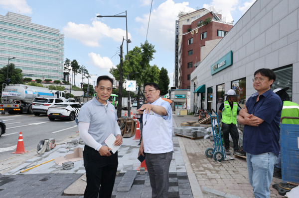 종로구의회는 지난 5일 김종보 의원이 율곡로268 일대 보도정비 공사 현장을 방문해 진행 상황을 점검하고 주민 안전 대책을 당부했다고 밝혔다. / 김종보 의원 제공